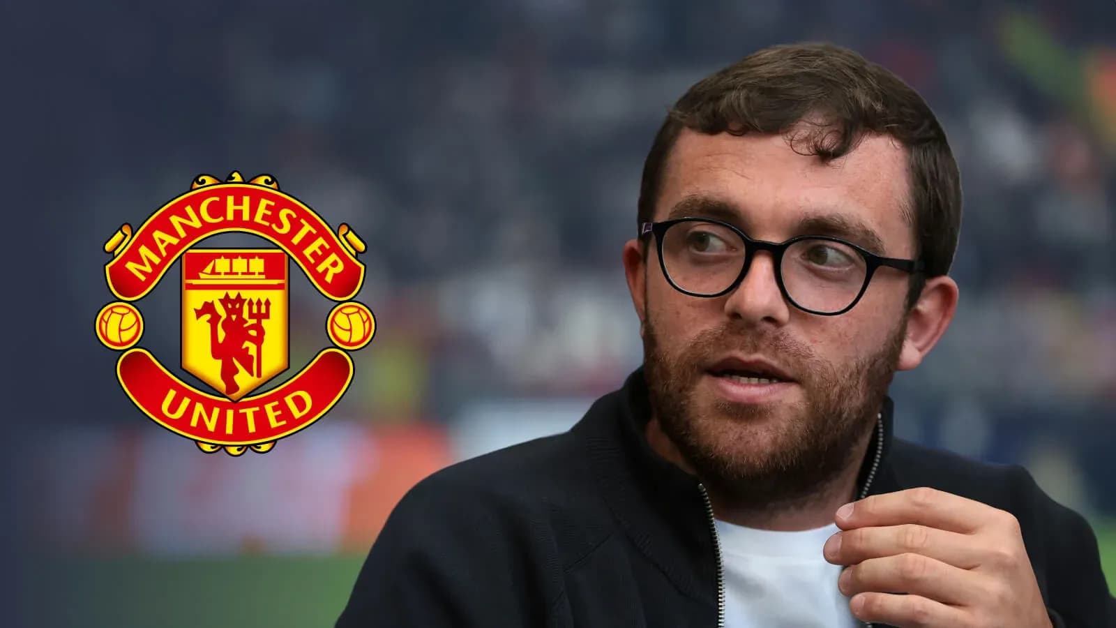 Kishi Manchester United logotipi bilan intervyu berayotgan shaxs Kishi Manchester United logotipi bilan intervyu berayotgan shaxs