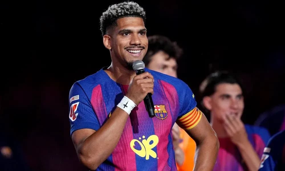 Futbolchi mikrofonga gapirayotgan paytda Futbolchi mikrofonga gapirayotgan paytda