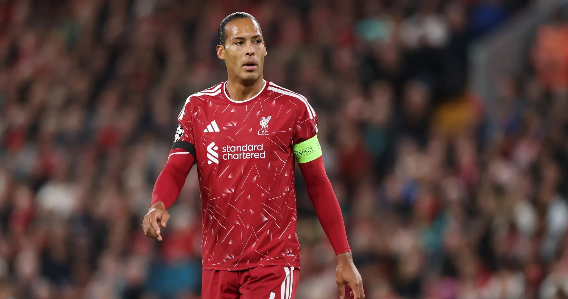 Futbolchi maydonda Liverpool formasida harakatda Futbolchi maydonda Liverpool formasida harakatda