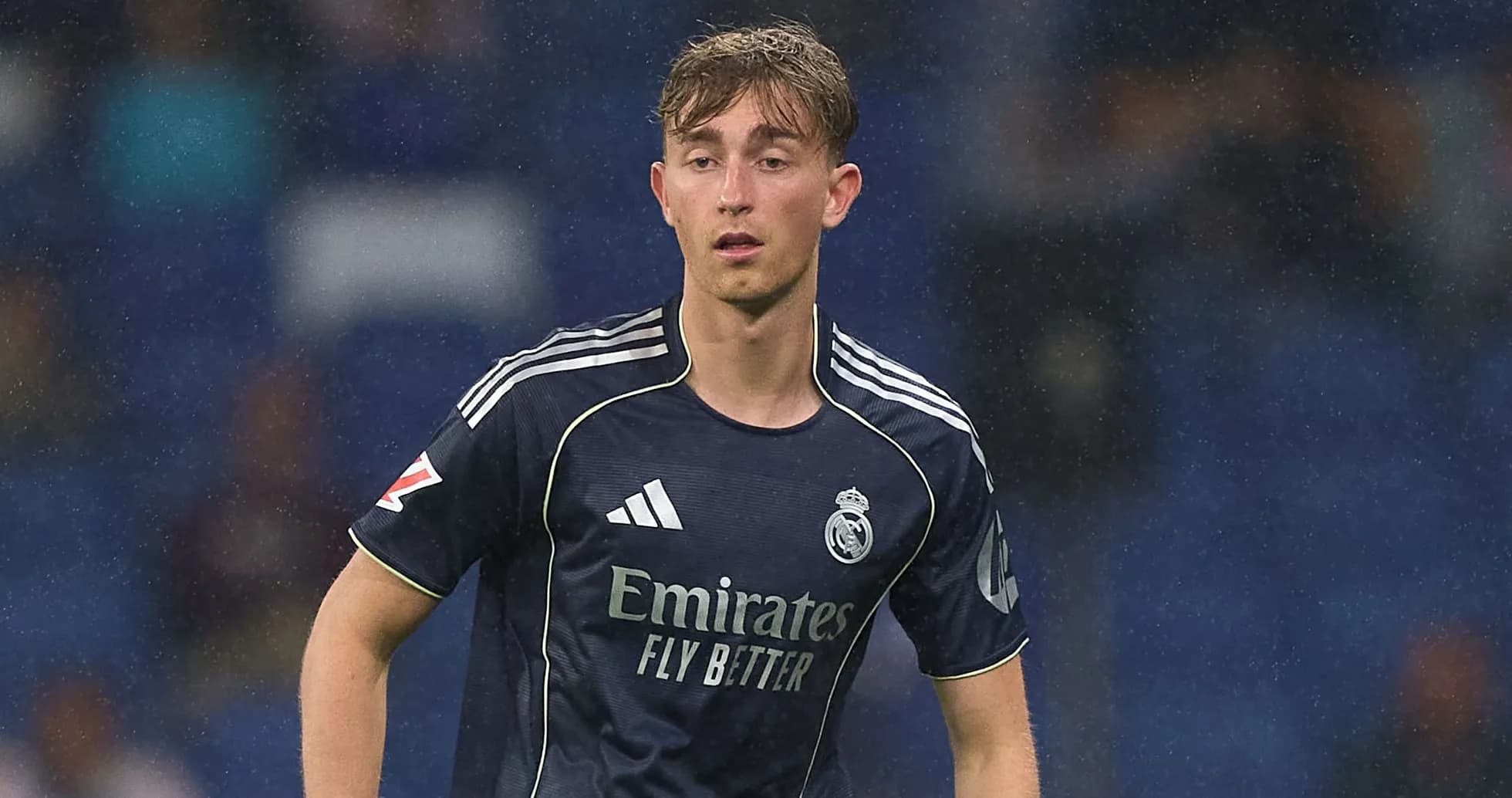 Futbolchi Real Madrid formasida maydonda harakatda Futbolchi Real Madrid formasida maydonda harakatda