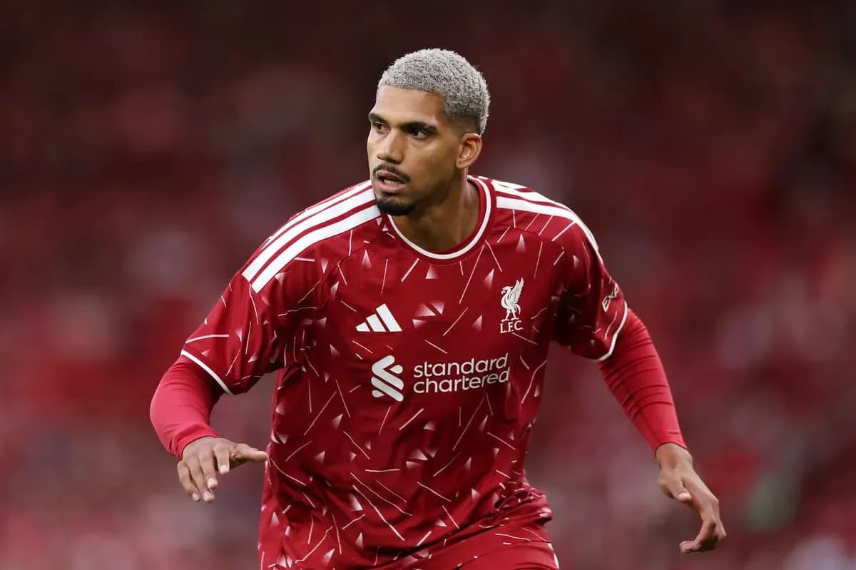 Futbolchi Liverpool formasida maydonga chiqmoqda Futbolchi Liverpool formasida maydonga chiqmoqda