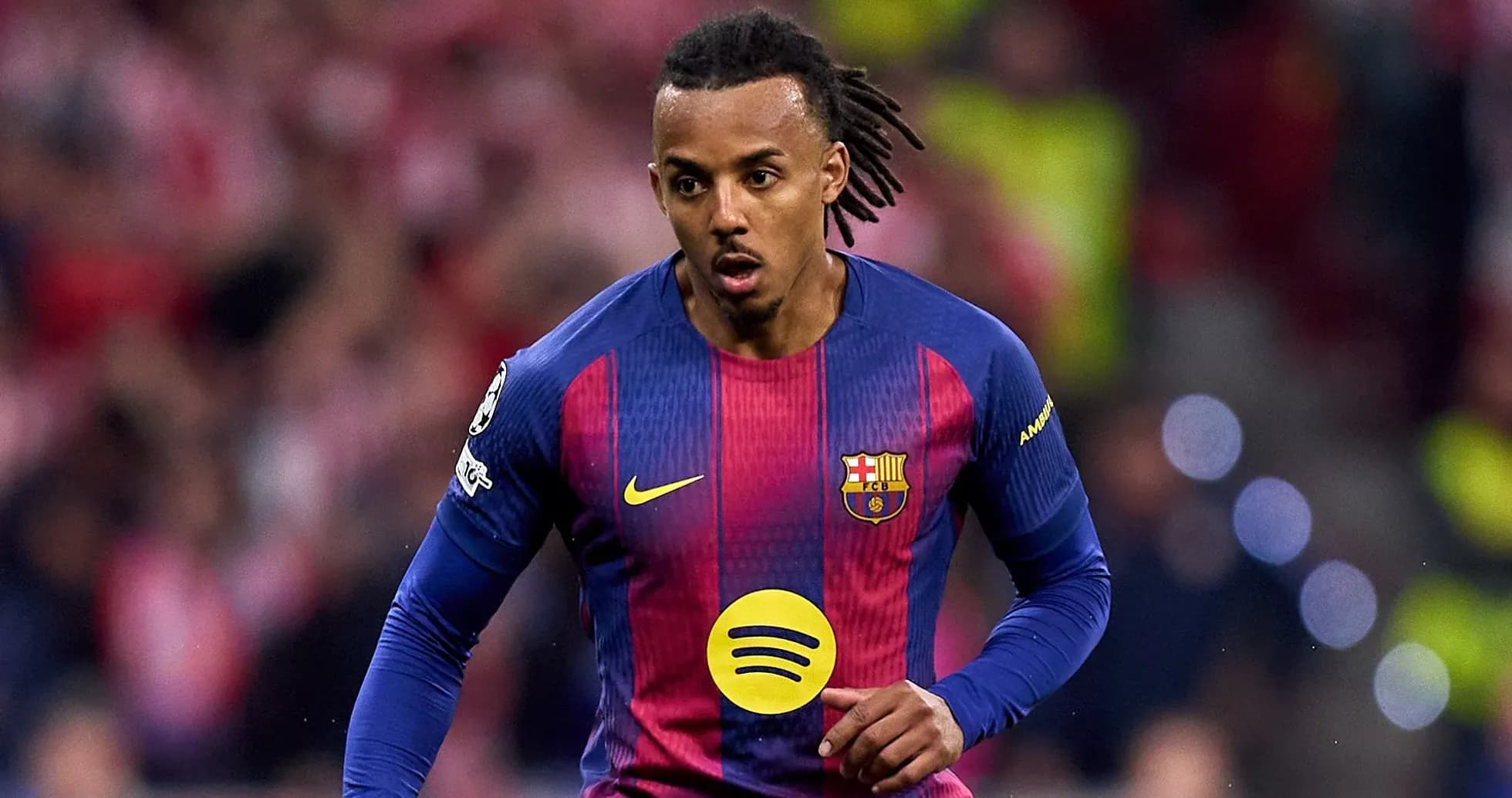Futbolchi Barcelona formasida maydonda harakatda Futbolchi Barcelona formasida maydonda harakatda