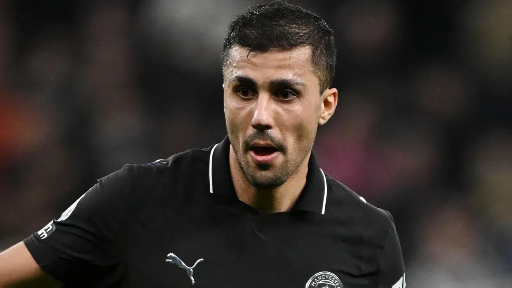 Futbolchi o'yin maydonida harakatda Futbolchi o'yin maydonida harakatda