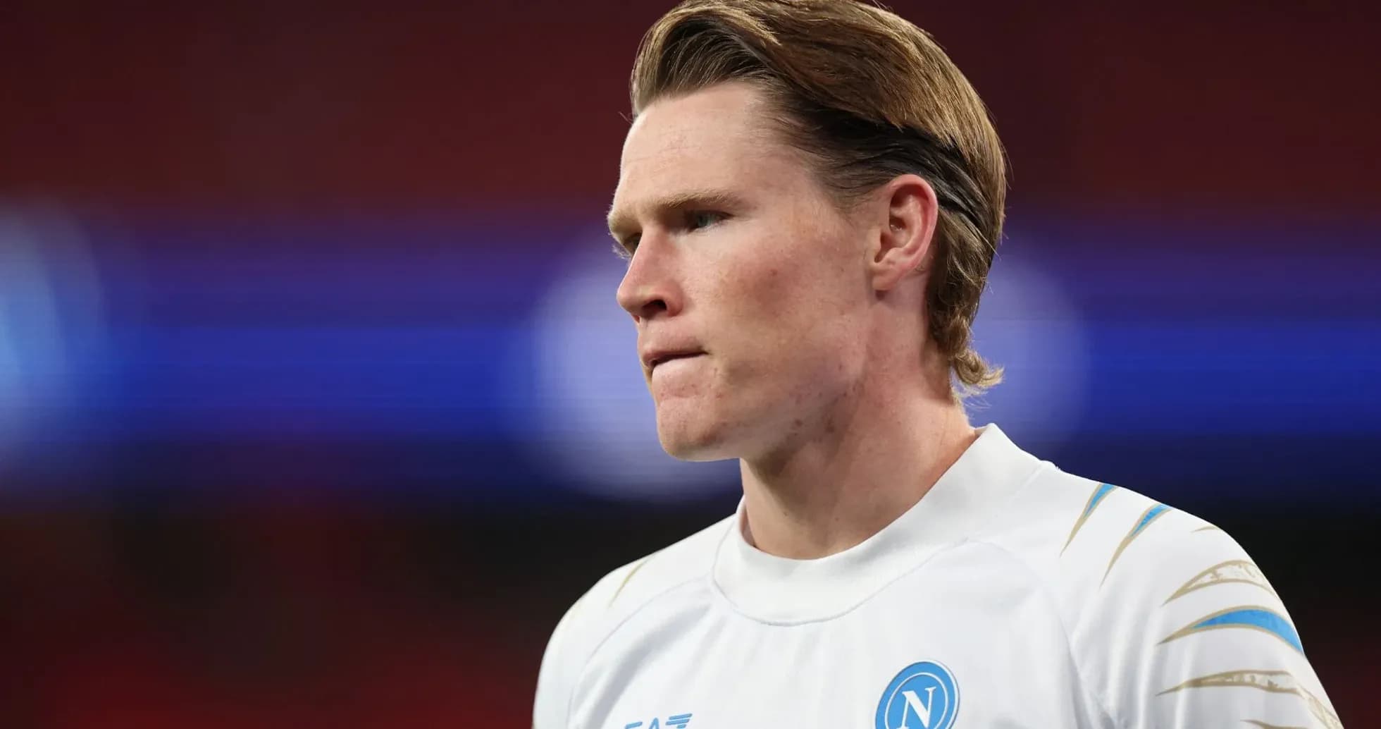 Futbolchi Napoli formasi bilan maydonda Futbolchi Napoli formasi bilan maydonda