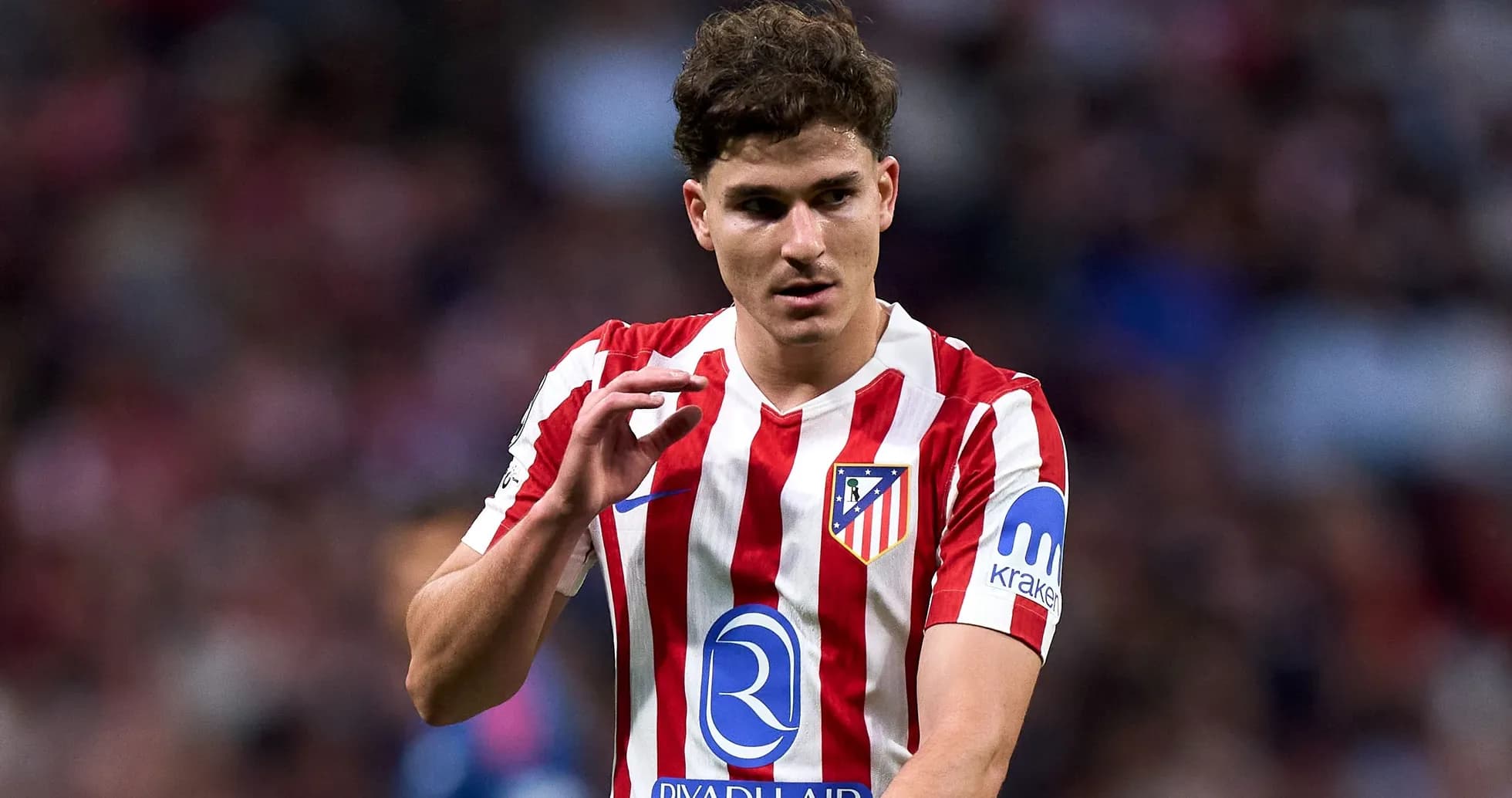 Futbolchi Atleticoda harakatda, raqibga qarab turibdi Futbolchi Atleticoda harakatda, raqibga qarab turibdi
