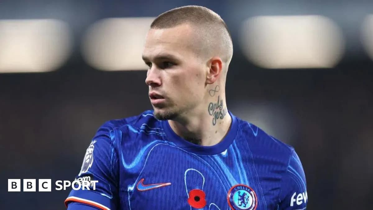 Futbolchi Chelsea formasida, maydonda turibdi Futbolchi Chelsea formasida, maydonda turibdi