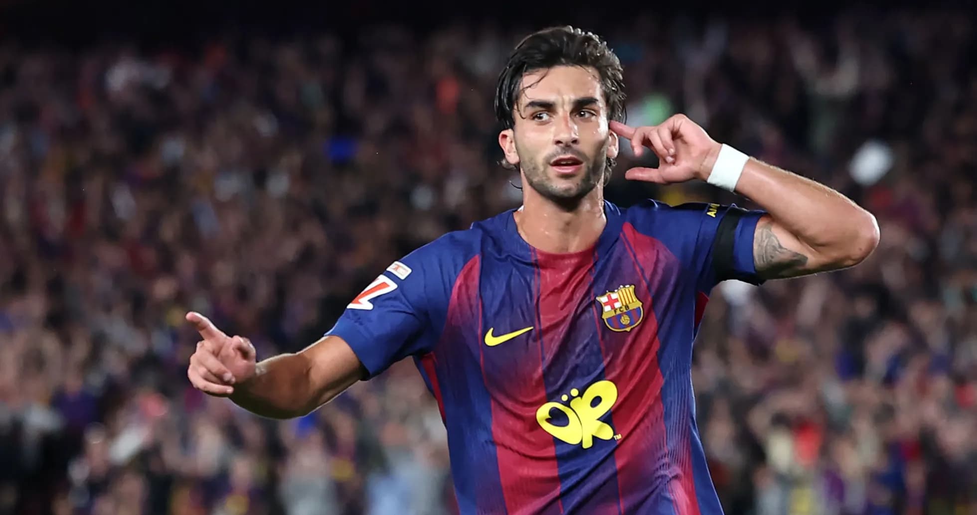 Futbolchi goli urishdan keyin raqibga ishora qilmoqda Futbolchi goli urishdan keyin raqibga ishora qilmoqda