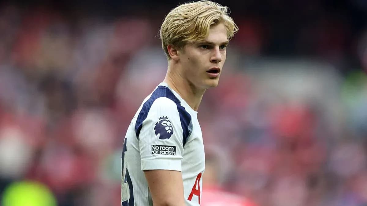 Futbolchi maydonda harakatda, Tottenham formasida Futbolchi maydonda harakatda, Tottenham formasida
