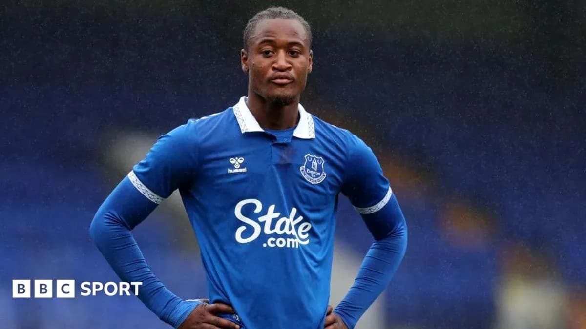 Futbolchi Everton formasida, maydonda turibdi Futbolchi Everton formasida, maydonda turibdi
