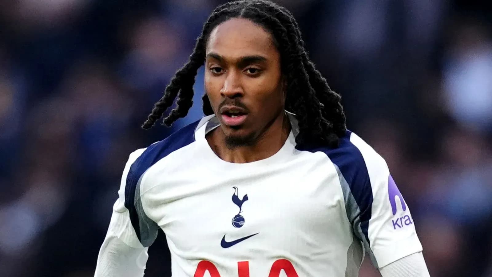 Futbolchi Tottenham formasida maydonda harakatda Futbolchi Tottenham formasida maydonda harakatda