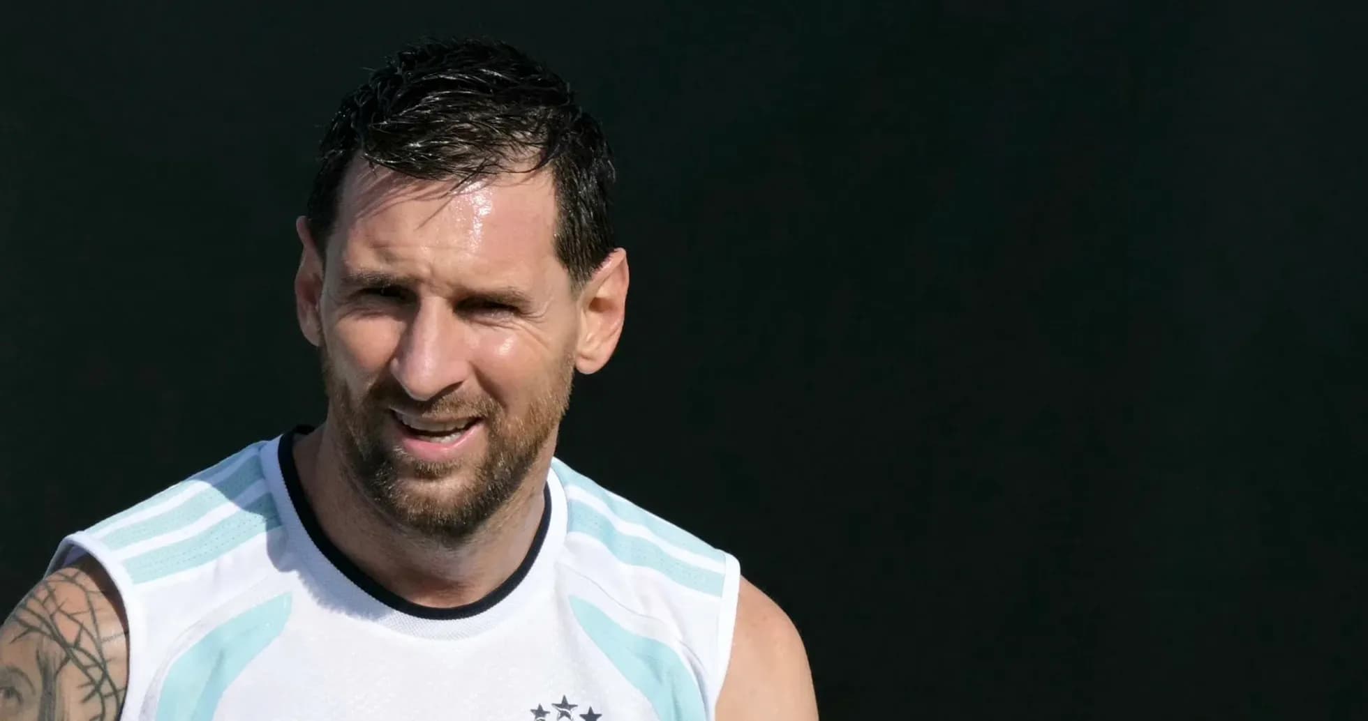Futbolchi Lionel Messi treningda kulib turibdi Futbolchi Lionel Messi treningda kulib turibdi