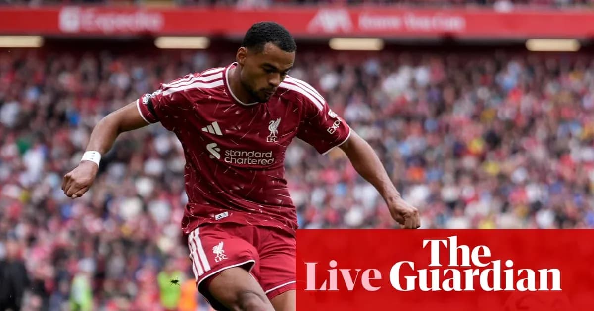 Futbolchi Liverpool formasida maydonda harakatda Futbolchi Liverpool formasida maydonda harakatda