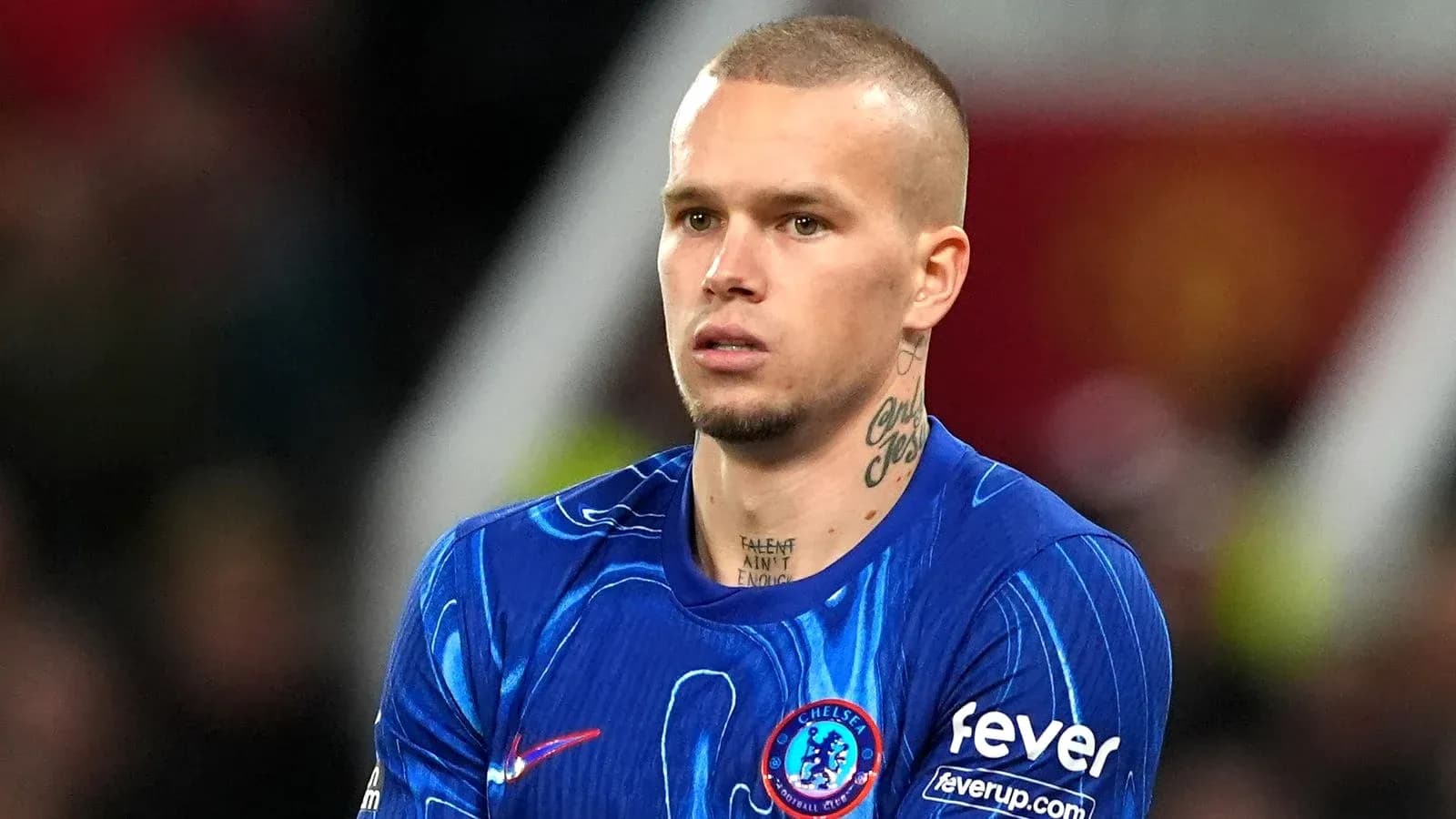 Futbolchi Chelsea formasi bilan maydonda turibdi Futbolchi Chelsea formasi bilan maydonda turibdi