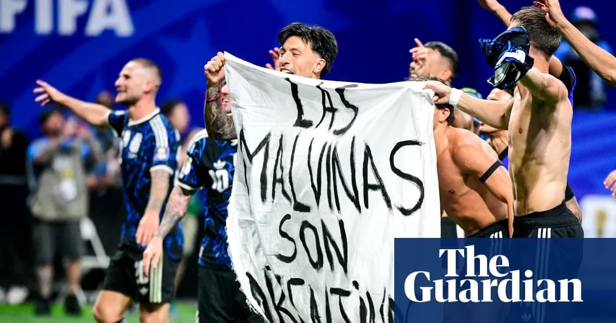 Futbolchilar bayroq tutib, nishonlayapti Futbolchilar bayroq tutib, nishonlayapti