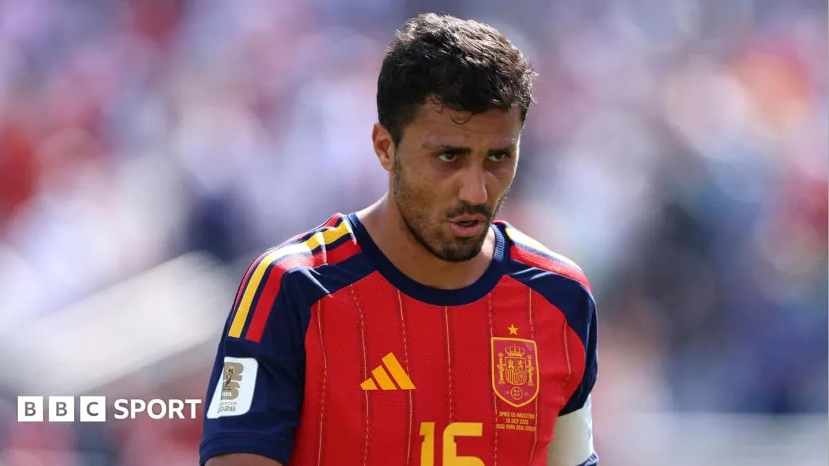 Futbolchi maydonda jamoasiga qarab yurmoqda Futbolchi maydonda jamoasiga qarab yurmoqda