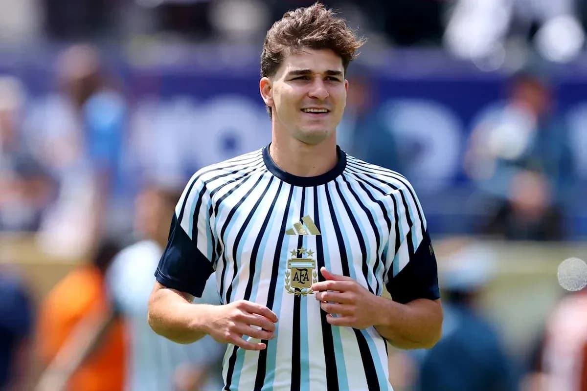 Futbolchi AFA forma kiygan yigit maydonda Futbolchi AFA forma kiygan yigit maydonda