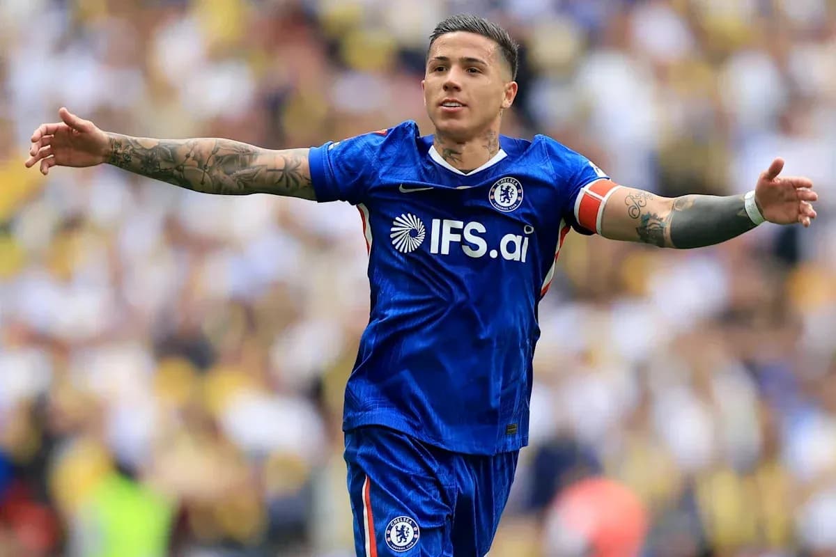 Futbolchi maydonda qo'llarini keng yoyib turibdi Futbolchi maydonda qo'llarini keng yoyib turibdi