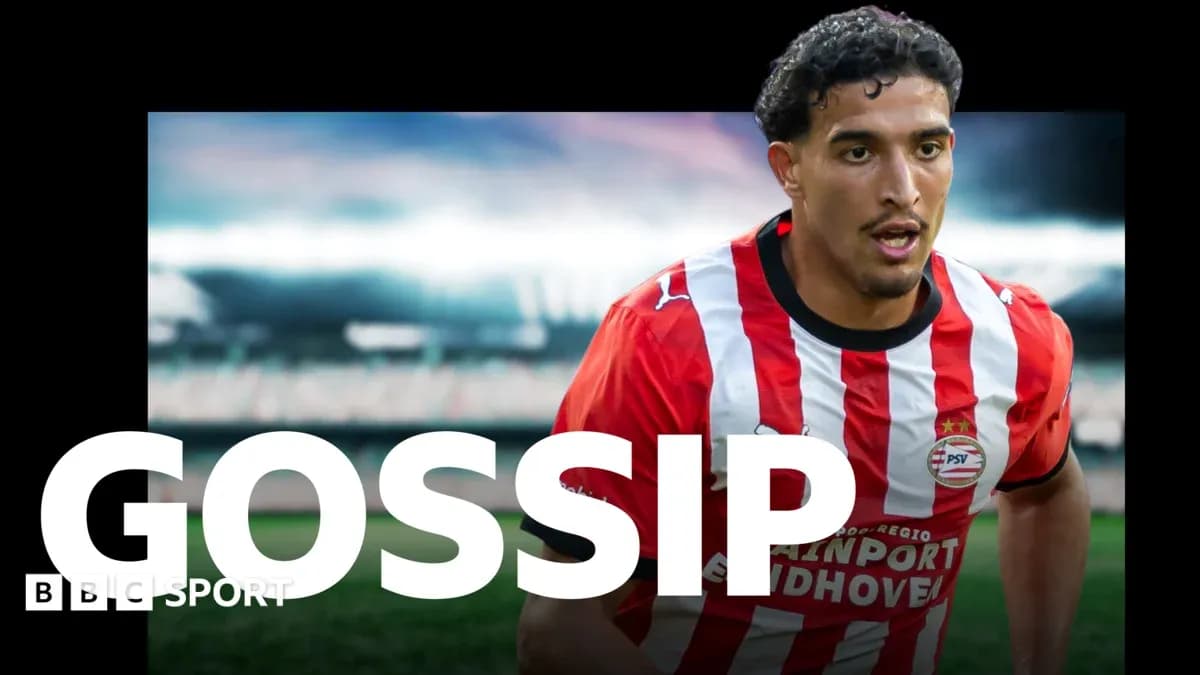 Futbolchi PSV formasi bilan maydonda harakatda Futbolchi PSV formasi bilan maydonda harakatda