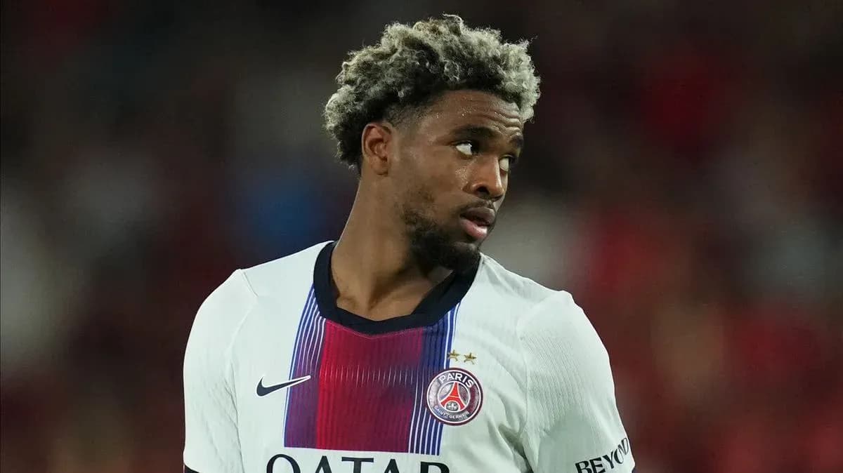 Futbolchi PSG formasida maydonda turibdi Futbolchi PSG formasida maydonda turibdi