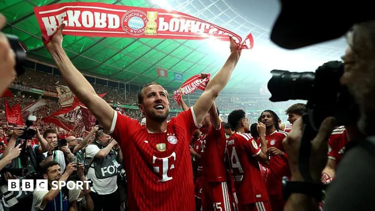 O'yinchilar Bayern Munich bayrog'ini ko'tarib turishmoqda O'yinchilar Bayern Munich bayrog'ini ko'tarib turishmoqda