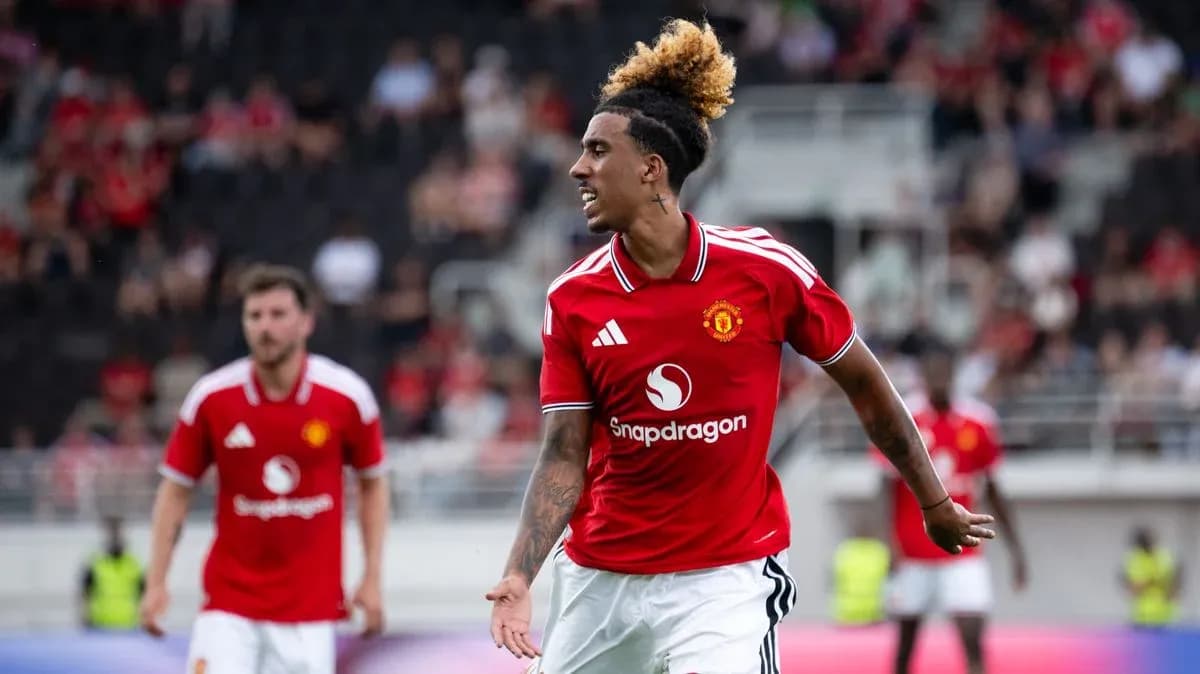 Futbolchi gol urish harakatida, Manchester United formasi Futbolchi gol urish harakatida, Manchester United formasi