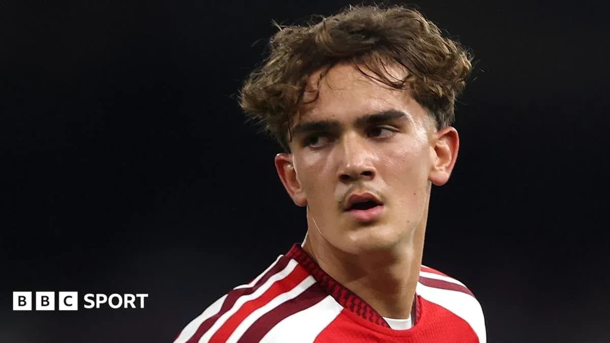 Futbolchi maydonda o'yin davomida ko'rinmoqda Futbolchi maydonda o'yin davomida ko'rinmoqda