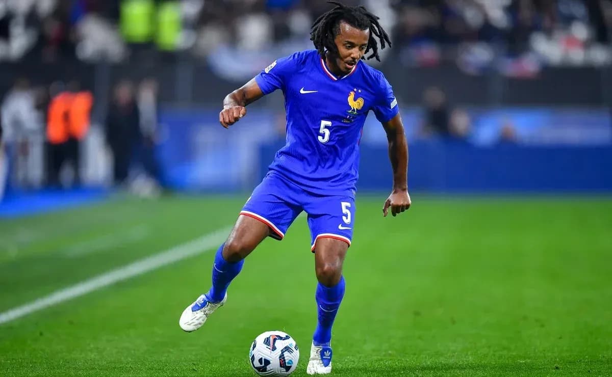 Futbolchi to'pni boshqarayotgan holatda Futbolchi to'pni boshqarayotgan holatda