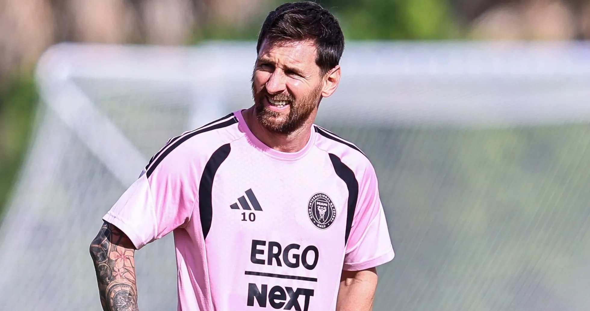 Futbolchi mashg'ulotda rozilik bilan kulmoqda Futbolchi mashg'ulotda rozilik bilan kulmoqda