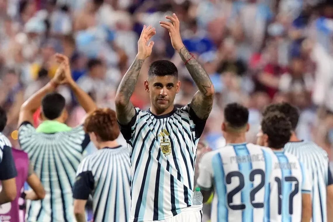 Futbolchi o'yinchilar stadionda muxlislarga qo'l silamoqda Futbolchi o'yinchilar stadionda muxlislarga qo'l silamoqda