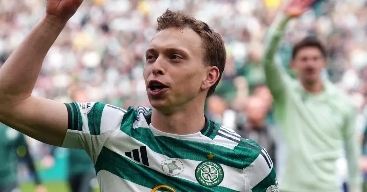 Futbolchi jamoaga salom berayotgan vaziyatda Futbolchi jamoaga salom berayotgan vaziyatda