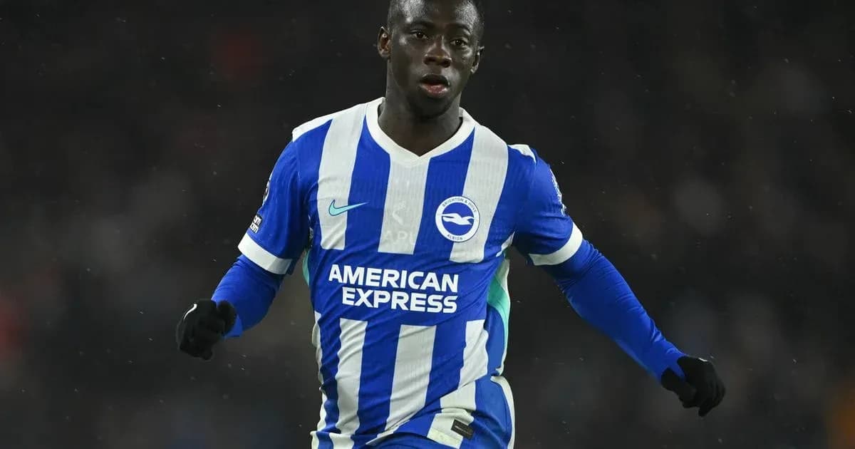 Futbolchi Brighton formasida maydonda harakatda Futbolchi Brighton formasida maydonda harakatda