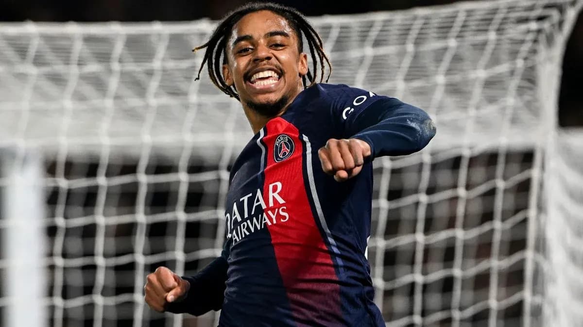 Futbolchi gol urishidan so'ng nishonlamoqda Futbolchi gol urishidan so'ng nishonlamoqda