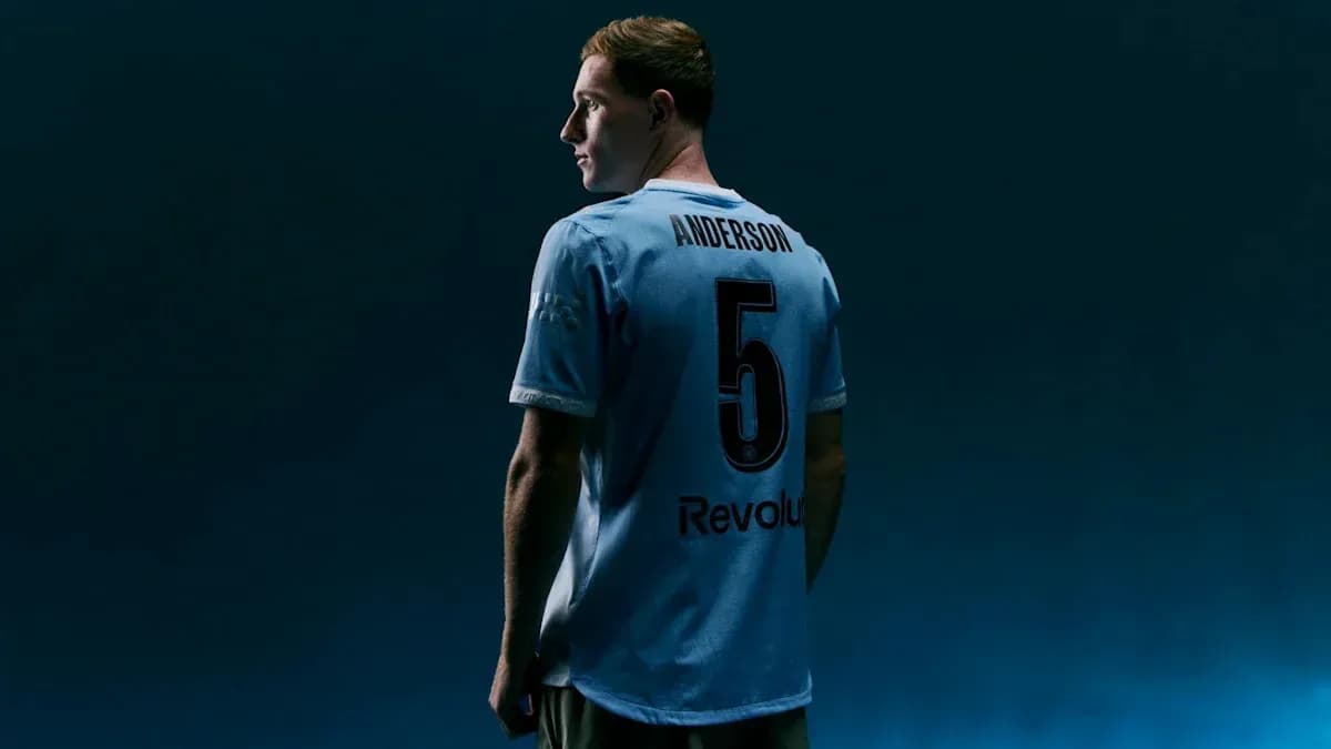 Futbolchi Anderson, 5-raqamli forma kiygan Futbolchi Anderson, 5-raqamli forma kiygan