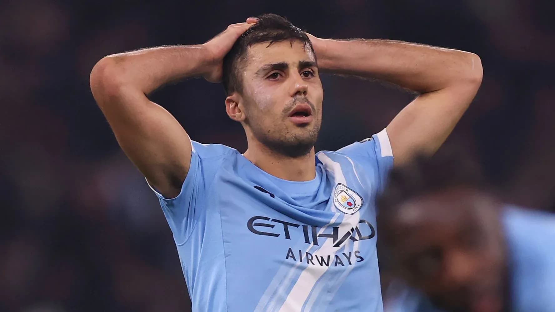 Futbolchi raqibning harakatidan hayratda Futbolchi raqibning harakatidan hayratda