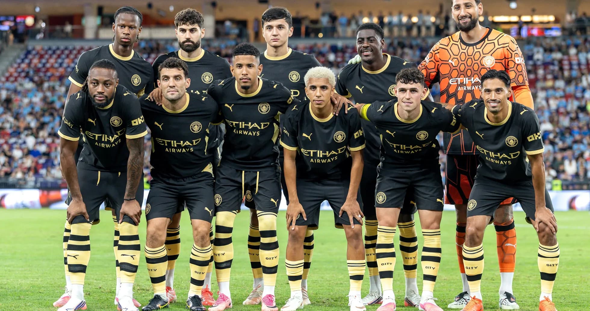 Futbolchilar jamoasi maydonda pozitsiyada turgan Futbolchilar jamoasi maydonda pozitsiyada turgan