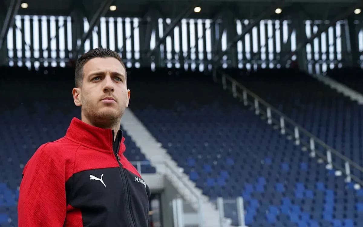 Futbolchi stadion yonida o'ylab turibdi Futbolchi stadion yonida o'ylab turibdi