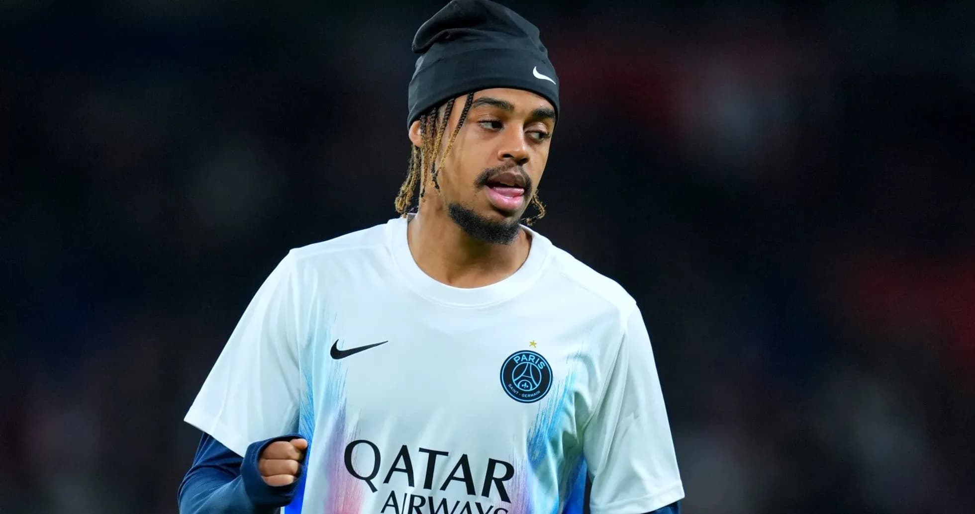 Futbolchi Paris Saint-Germain formasida isitilmoqda Futbolchi Paris Saint-Germain formasida isitilmoqda