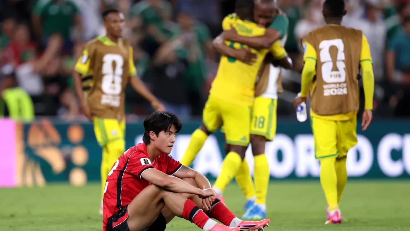 Koreyski futbolchi o'yin tugagach o'tirgan Koreyski futbolchi o'yin tugagach o'tirgan
