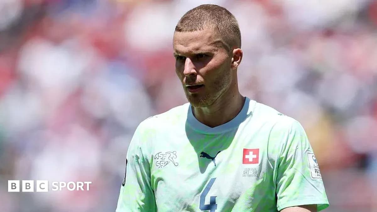 Futbolchi maydonda o'yin davomida harakatda Futbolchi maydonda o'yin davomida harakatda