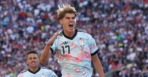 Futbolchi goli nishonlayotgan raqibga qaratilgan Futbolchi goli nishonlayotgan raqibga qaratilgan