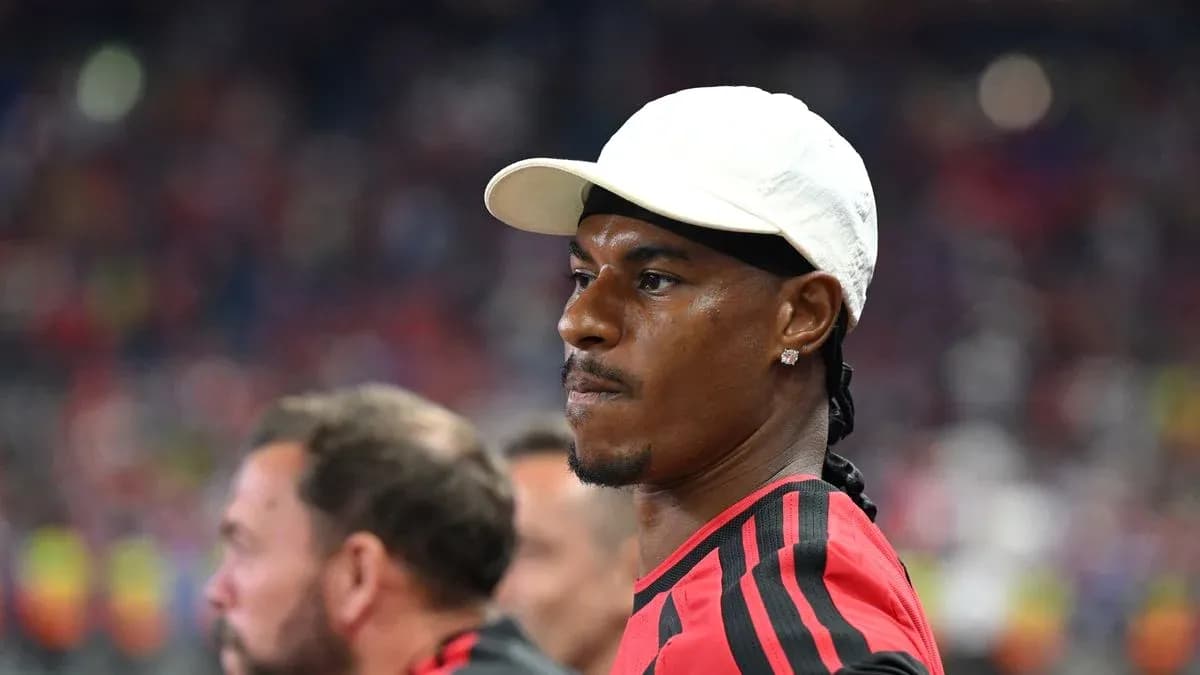 Futbolchi o'yin davomida tomoshabinlar orasida Futbolchi o'yin davomida tomoshabinlar orasida