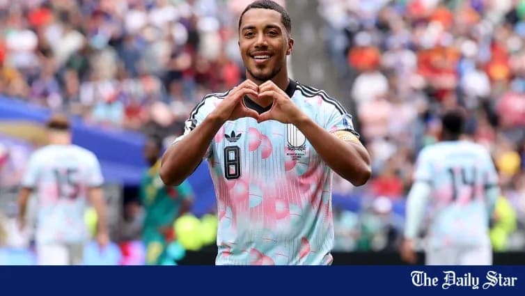 Futbolchi maydonda yurib, yurak shaklini qilmoqda Futbolchi maydonda yurib, yurak shaklini qilmoqda