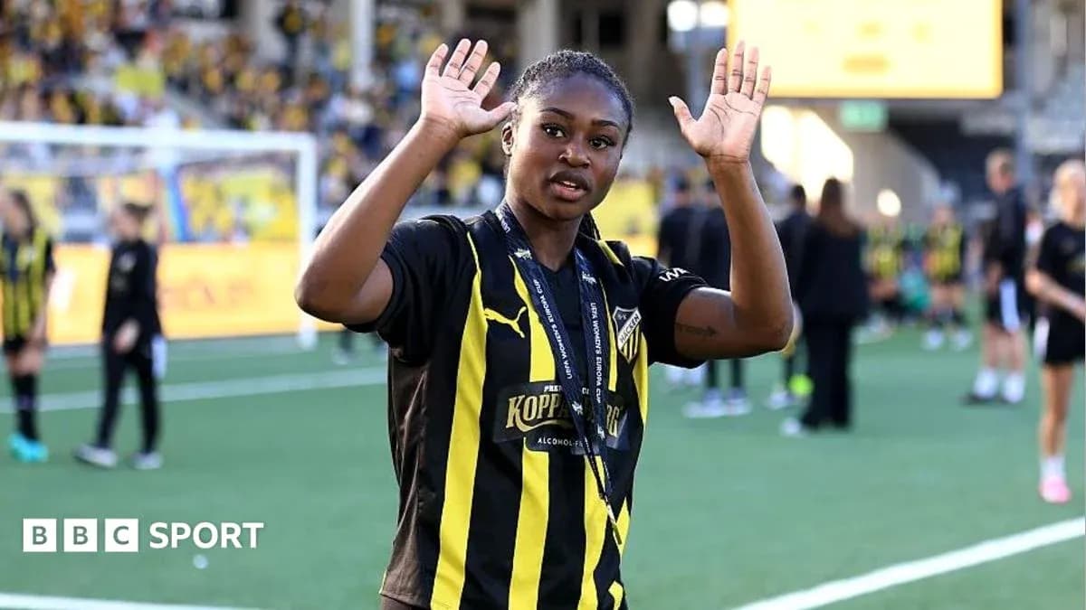 Futbolchi qo'llarini ko'tarib, tomoshabinlarga salom berayotgani Futbolchi qo'llarini ko'tarib, tomoshabinlarga salom berayotgani
