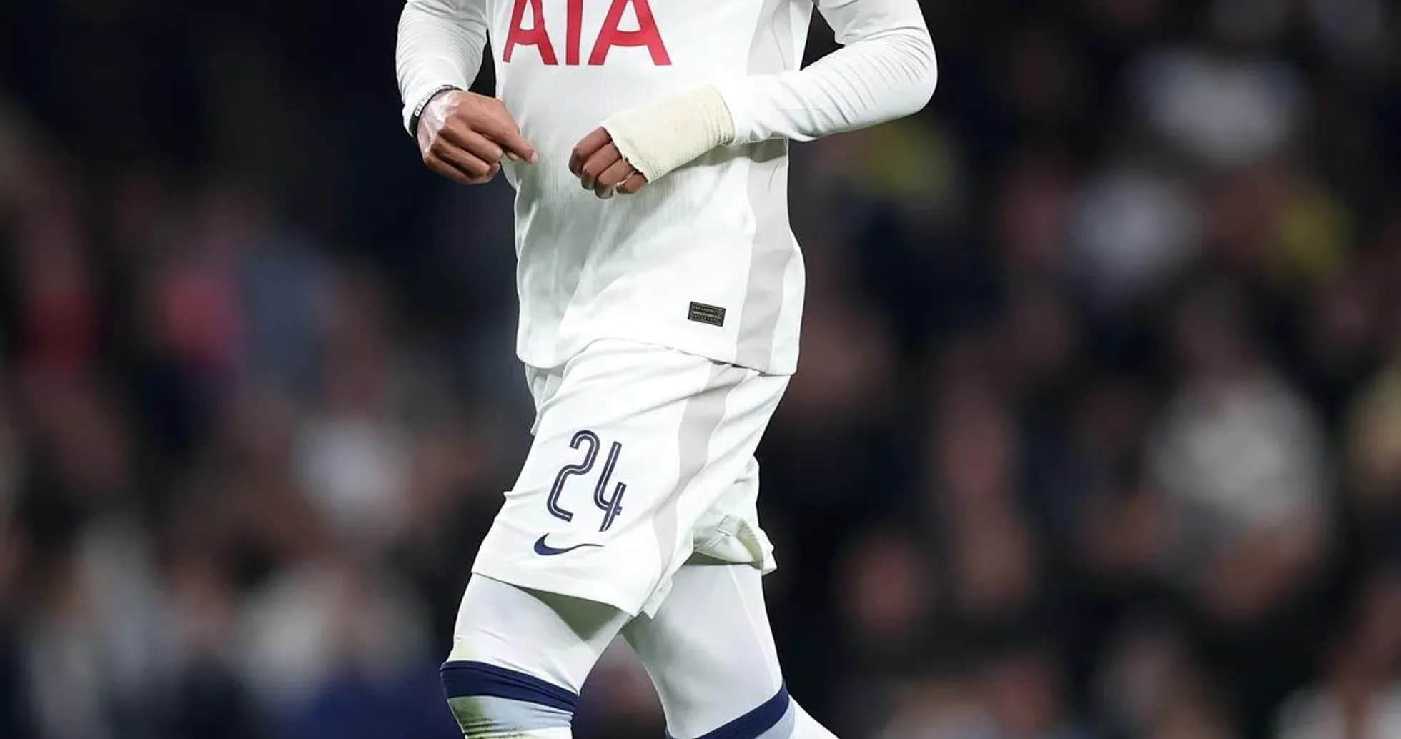 Futbolchi to'pga yaqinlashmoqda, Tottenham formasi Futbolchi to'pga yaqinlashmoqda, Tottenham formasi