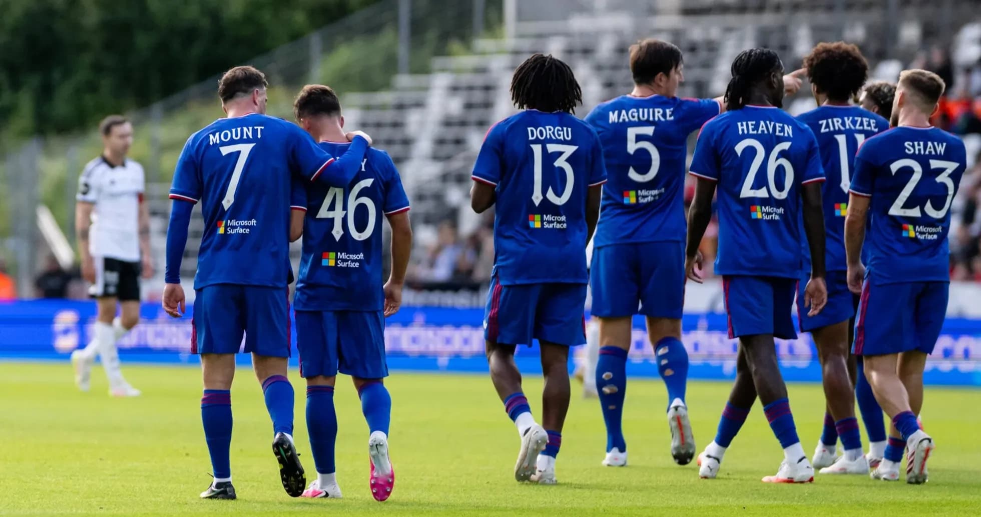 Futbolchilar jamoa bilan birga maydonda Futbolchilar jamoa bilan birga maydonda