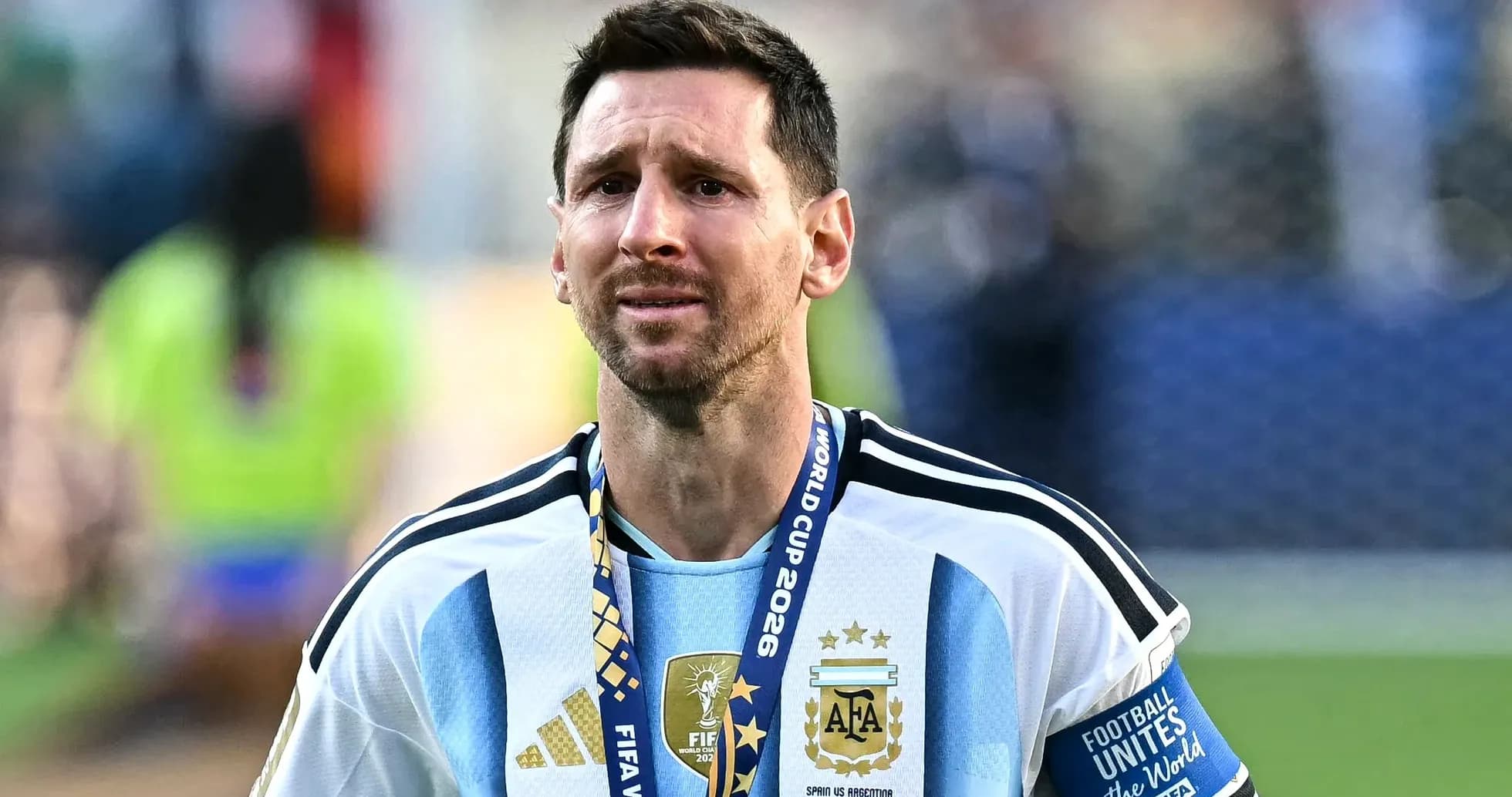 Futbolchi Argentina formasida, medali bilan Futbolchi Argentina formasida, medali bilan