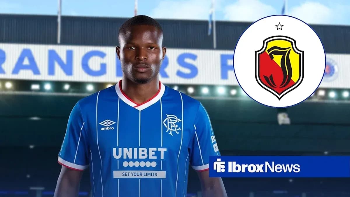 Futbolchi Rangers formasida, stadion fonida Futbolchi Rangers formasida, stadion fonida
