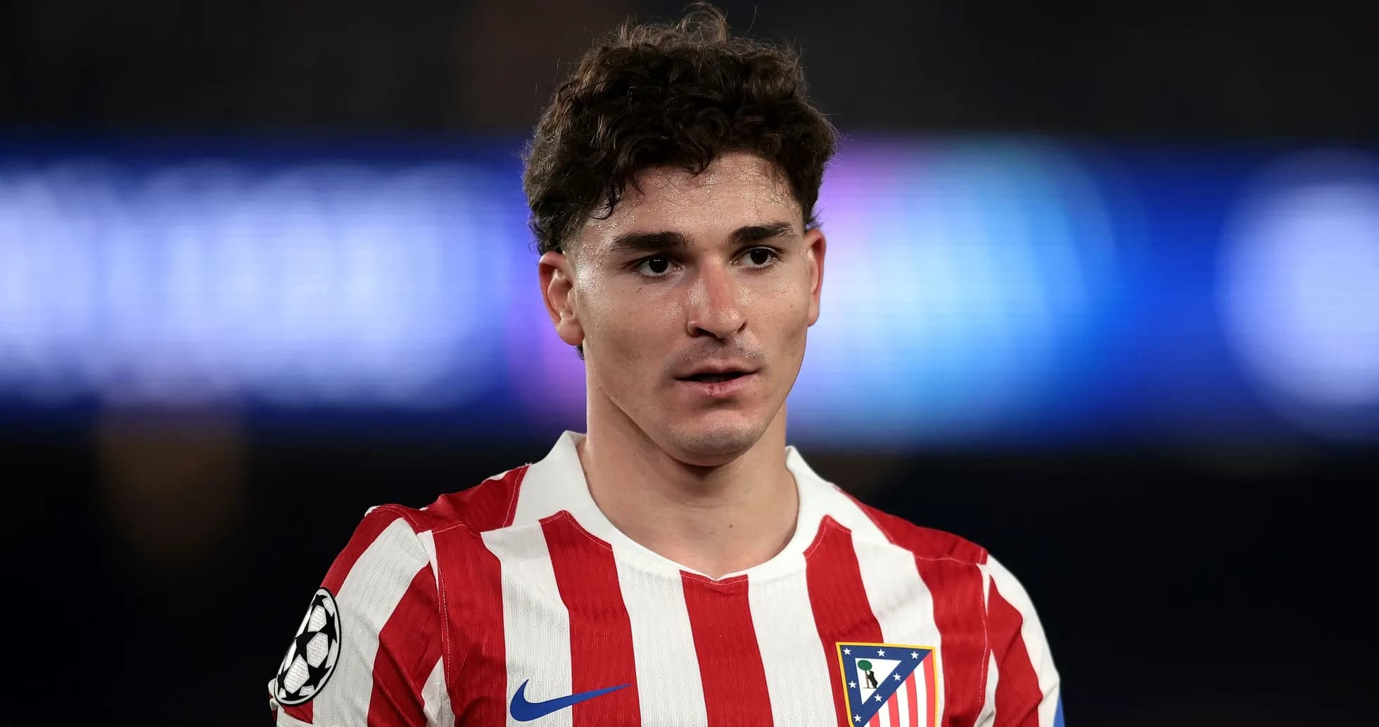 Futbolchi Atlético Madrid formasida, o'yin paytida Futbolchi Atlético Madrid formasida, o'yin paytida