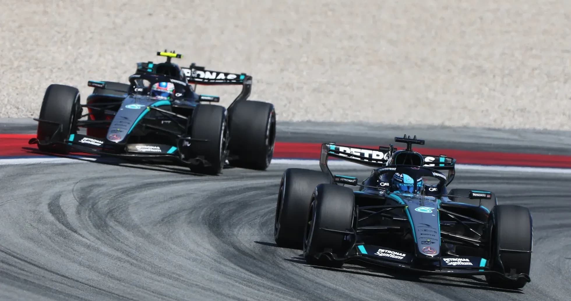 Ikkita Formula 1 mashinasi burilishda Ikkita Formula 1 mashinasi burilishda