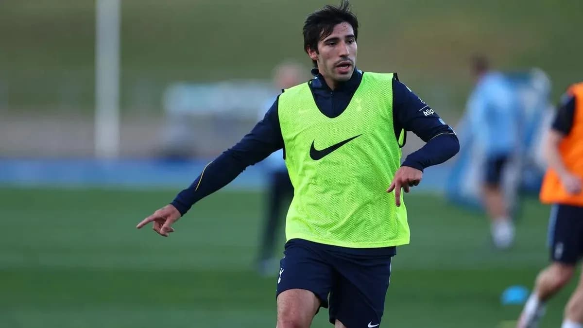Futbolchi mashg'ulotda harakat qilib yurmoqda Futbolchi mashg'ulotda harakat qilib yurmoqda